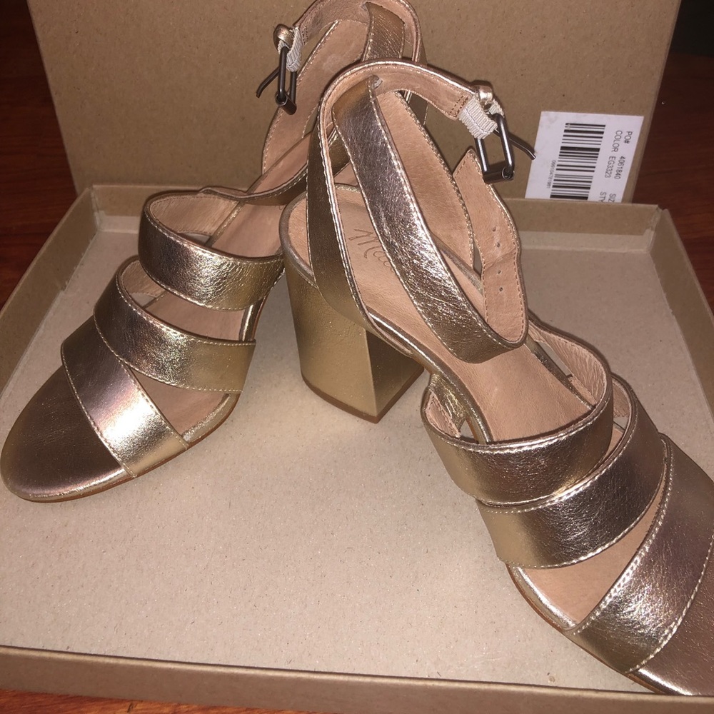 Brand new gold Madewell heeled sandals